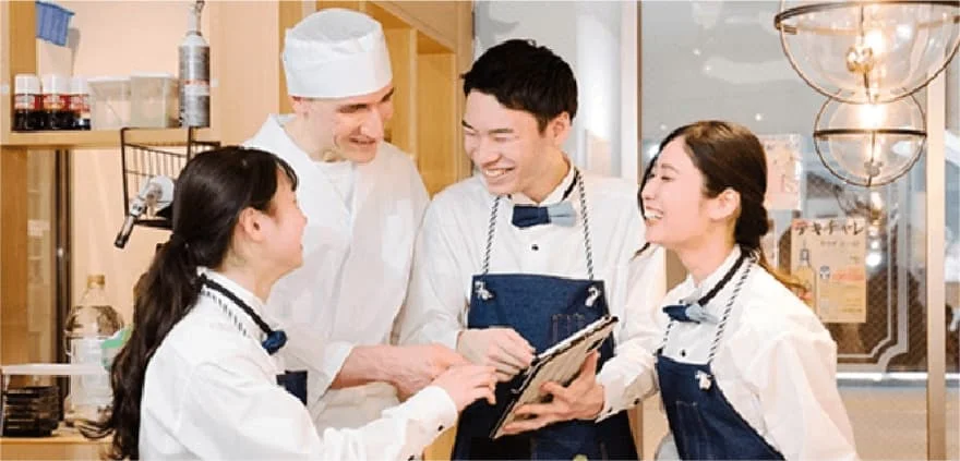 店内で笑顔で談笑する飲食店のスタッフたち