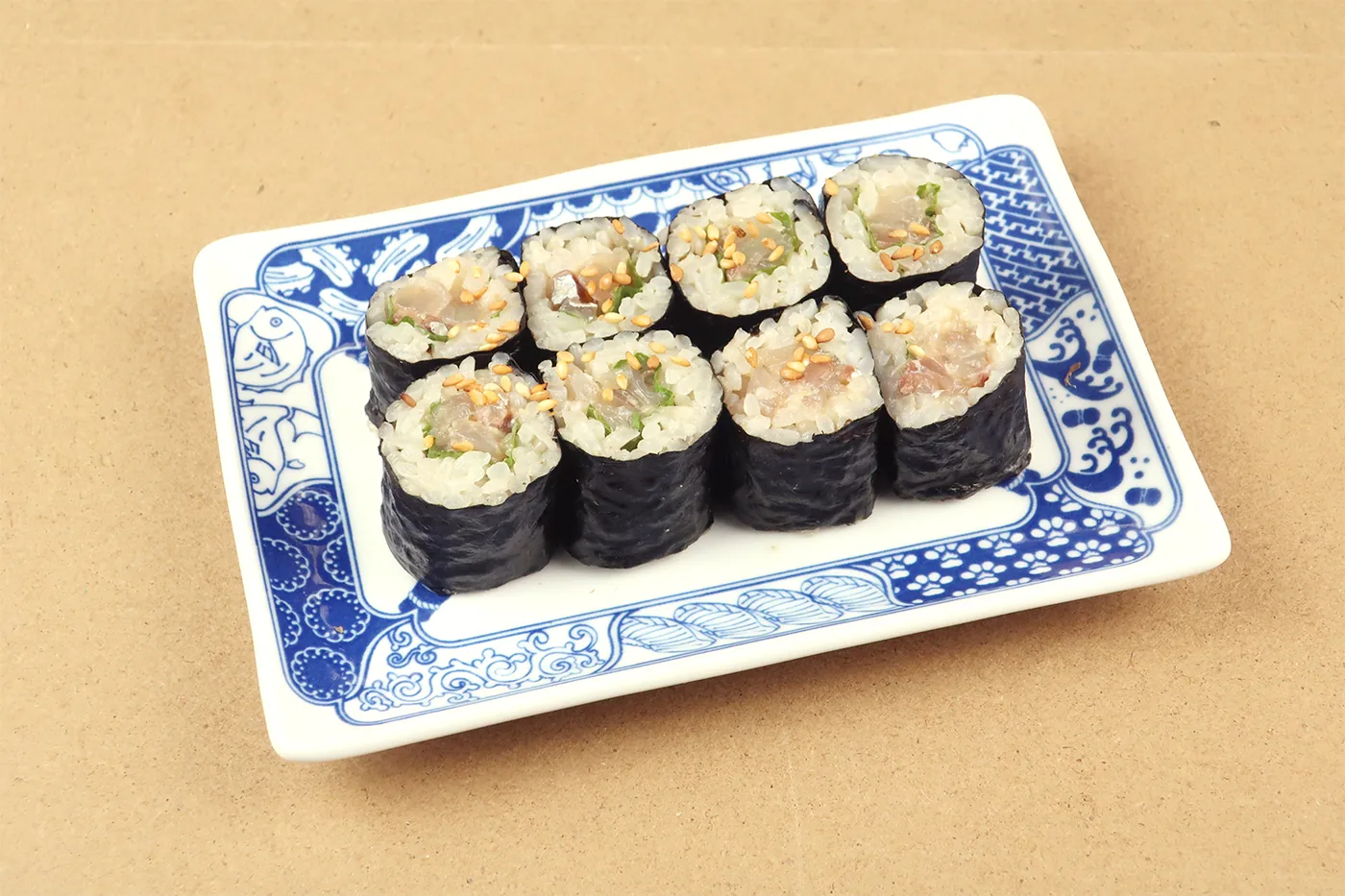 染付の大皿に盛り付けた巻き寿司