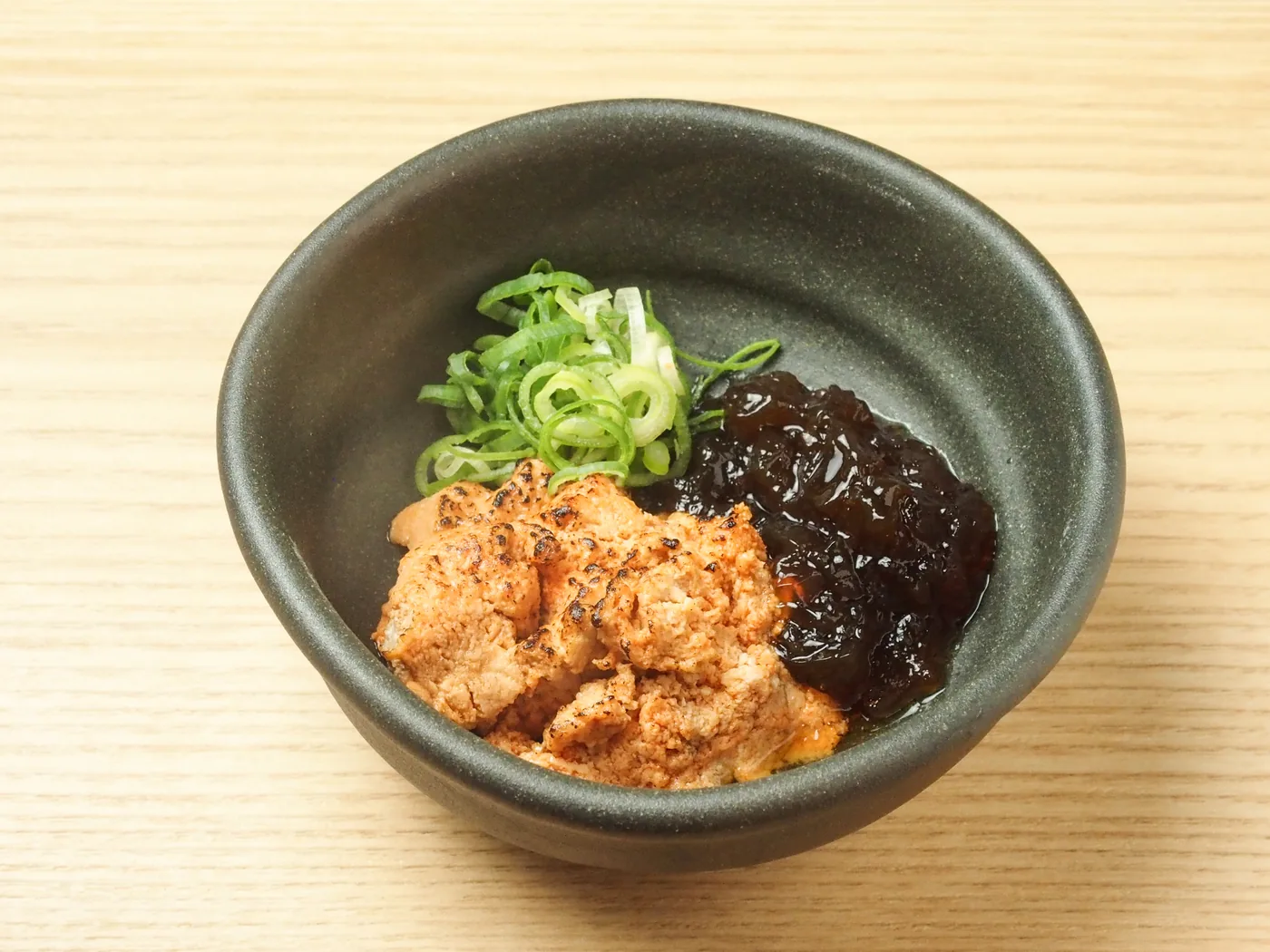 唐揚げともずく酢を盛り合わせた酒肴の一品