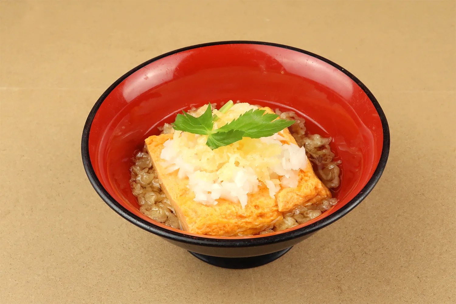 赤い丼に盛り付けた出汁のきいた一品料理